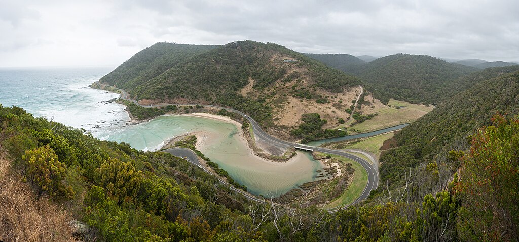1024px-Great_Ocean_Road,_Lorne,_Australia_-_Feb_2012