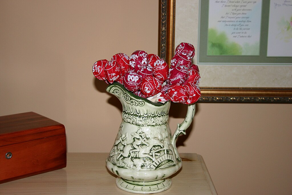 1024px-A_jug_of_Tootsie_Pops