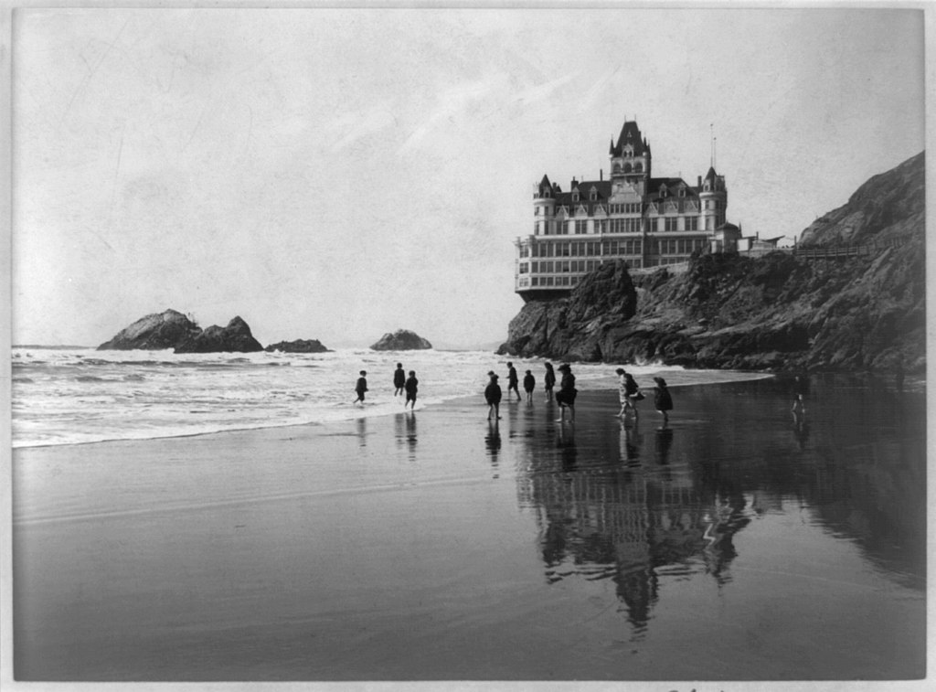 1024px-Cliff_House,_San_Francisco_LCCN2002717845