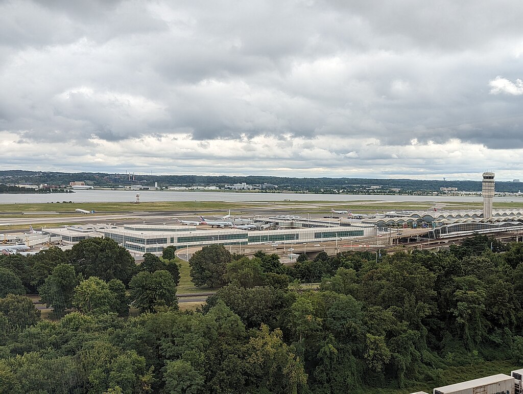 1024px-DCA_Nacional_Airport,_Reagan_Nacional_Airport