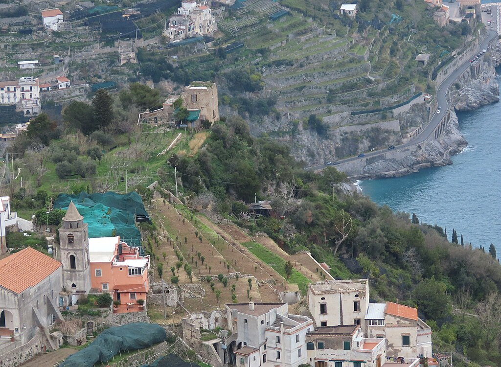 1024px-Detailed_shot_of_Amalfi_Coast_scenery_-_windy_road,_steep_cliffs,_terraced_crops_etc..._(52786423094)