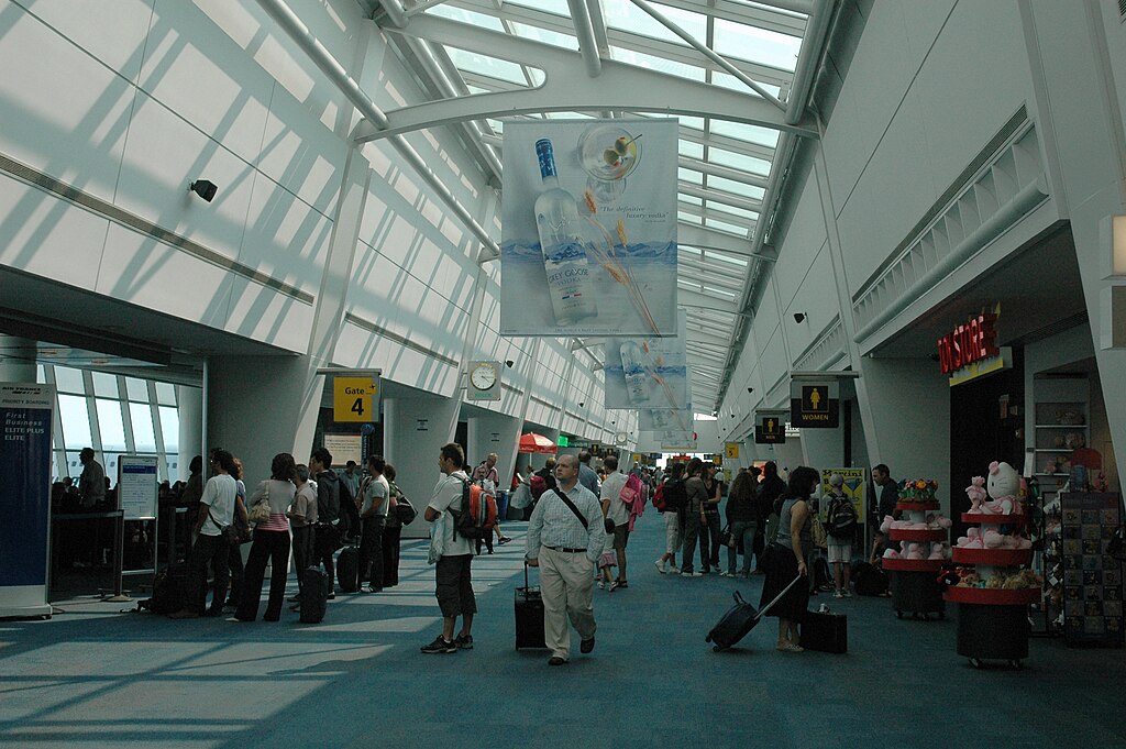 1024px-Interior_of_John_F._Kennedy_International_Airport_terminal_1,_New_York,_2007