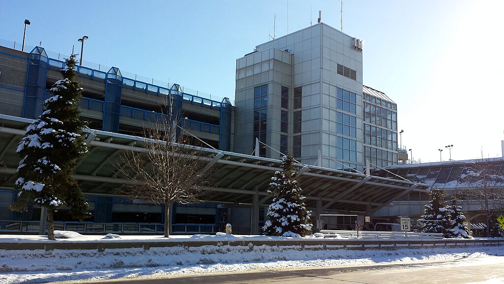 1024px-Minneapolis_-_St._Paul_International_Airport_-_panoramio