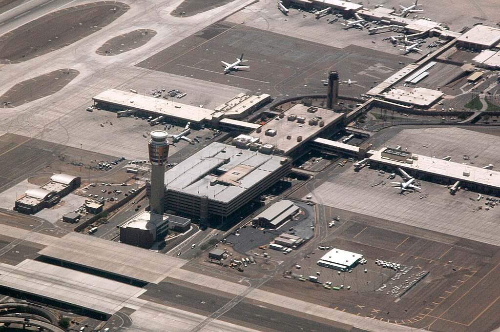 1024px-Phoenix-sky-harbor-control-tower