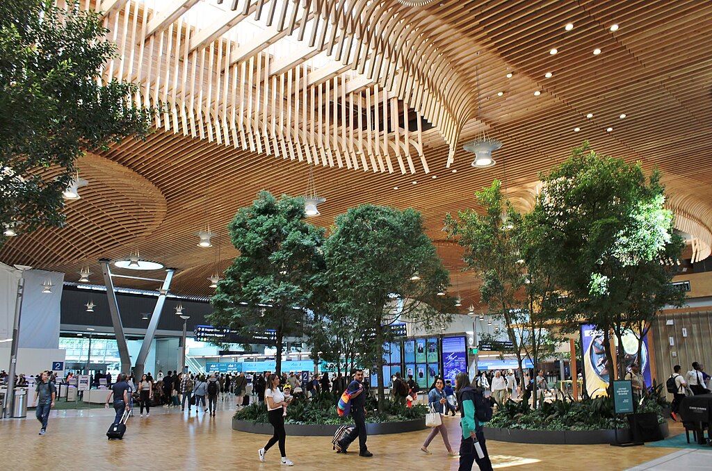 1024px-Portland_International_Airport_main_terminal_-_trees_and_roof_(2024)