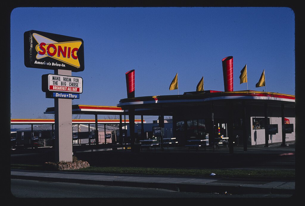 1024px-Sonic_Drive-In_Restaurant,_Central_Valley,_Route_66,_Albuquerque,_New_Mexico_LOC_24895082348