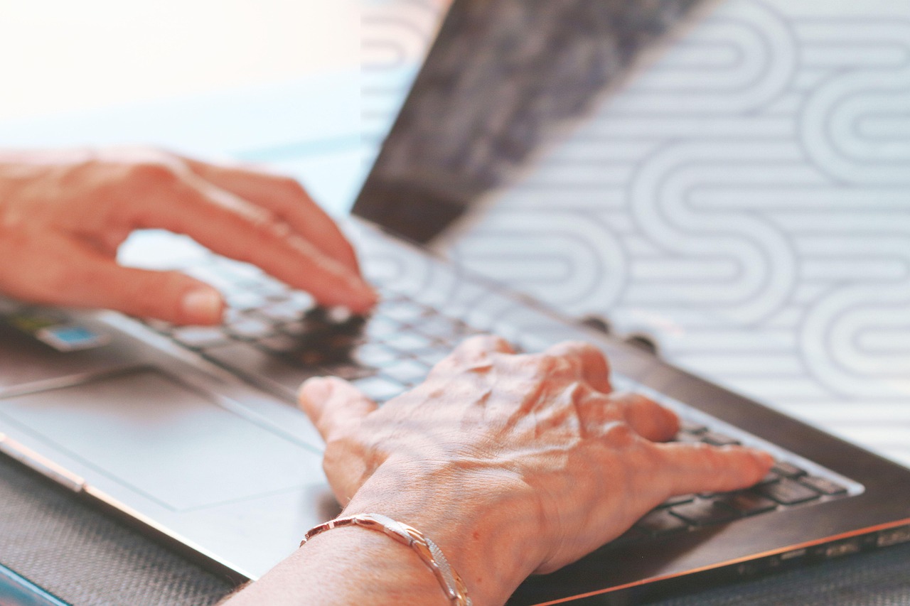 hands-typing-6744833_1280