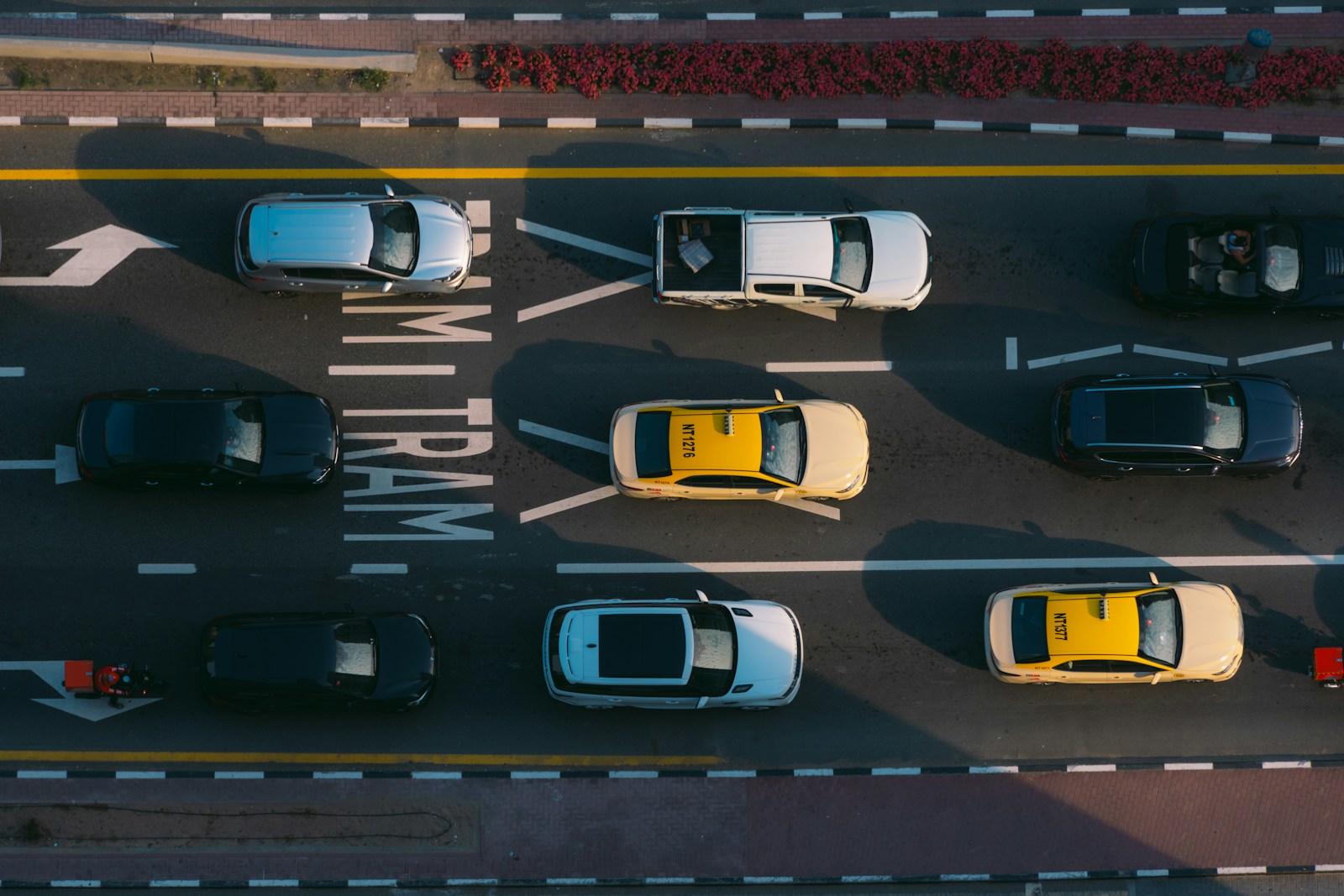 an overhead view of a parking lot filled with cars